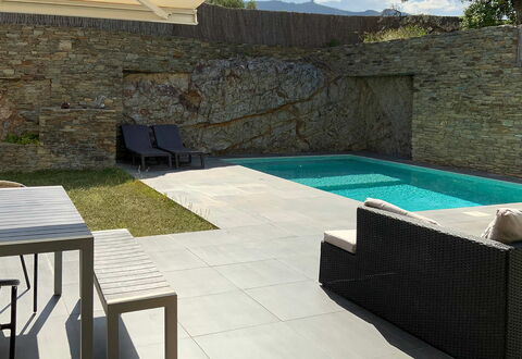 Villa Luisa: Piscina, Mueble Para Exteriores, Material Compuesto, Sombra, Hormigón, Losa, Loseta, Patio Interior, Silla, Recurso