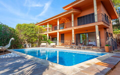 Villa Tamariu: Piscina, Recurso, Barrio Residencial, Eco Hotel, Material Compuesto, Sombra, Inmuebles, Mueble Para Exteriores, Hacienda, Villa