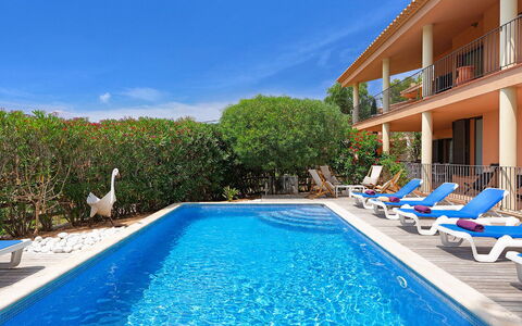 Villa Tamariu: Piscina, Recurso, Mueble Para Exteriores, Ocio, Vacaciones, Eco Hotel, Villa, Sunlounger, Hacienda, Hotel