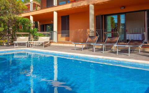 Villa Tamariu: Piscina, Mueble Para Exteriores, Recurso, Balcón, Eco Hotel, Departamento, Sunlounger, Sombra, Silla, Hotel
