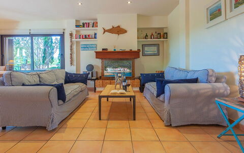 Villa Tamariu: Mueble, Diseño De Interiores, Piso, Sofá, Suelo, Madera, Habitación, Mesa, Sala, Encendiendo