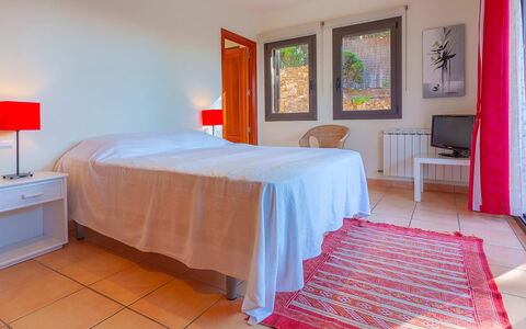 Villa Tamariu: Mueble, Cama, Diseño De Interiores, Habitación, Suelo, Sábana, Piso, Madera, Lecho, Habitación