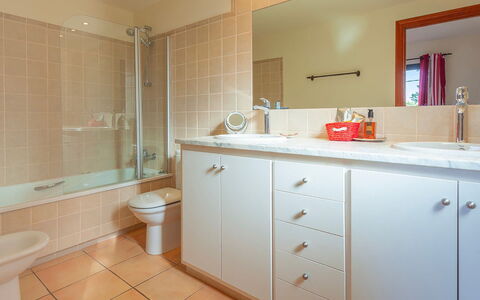 Villa Tamariu: Lavabo Del Baño, Arreglo De Tubería, Baño, Lavabo, Piso, Mostrador, Gabinetes, Diseño De Interiores, Mueble De Baño, Suelo
