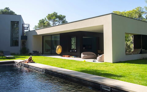 Villa Bamby: Casa, Barrio Residencial, Jardín, Césped, Inmuebles, Paisajismo, Sombra, Patio Interior, Yarda, Casa De Campo