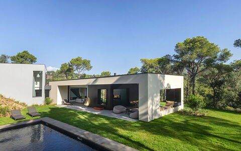 Villa Bamby: Casa, Jardín, Paisajismo, Inmuebles, Casa De Campo, Villa, Patio Interior, Yarda, Césped, Entrada De Coches
