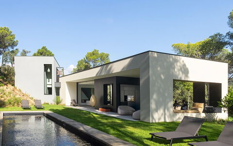 Villa Bamby: Casa, Barrio Residencial, Paisajismo, Jardín, Inmuebles, Casa De Campo, Yarda, Villa, Patio Interior, Césped