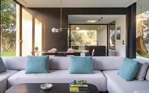Villa Bamby: Mueble, Diseño De Interiores, Piso, Sofá, Pared, Suelo, Sala, Casa, Techo, Mesa