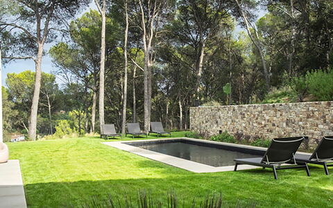 Villa Bamby: Jardín, Sombra, Piscina, Paisajismo, Mueble Para Exteriores, Césped, Patio Interior, Yarda, Diseño, Parque
