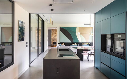 Villa Bamby: Diseño De Interiores, Piso, Suelo, Madera, Mueble, Techo, Cocina, Lámpara, Encendiendo, Casa