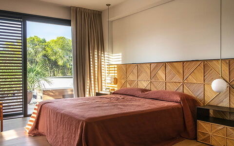 Villa Bamby: Cama, Diseño De Interiores, Mueble, Habitación, Lecho, Piso, Sábana, Suelo, Madera, Techo