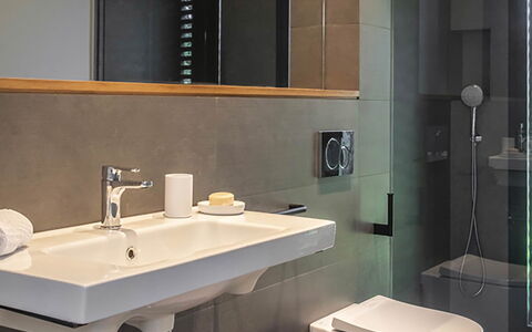 Villa Bamby: Lavabo Del Baño, Baño, Arreglo De Tubería, Pared, Diseño De Interiores, Lavabo, Piso, Grifo, Espejo, Suelo