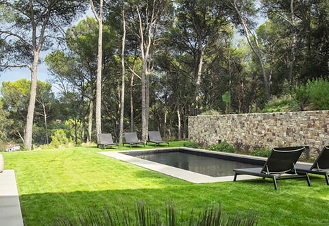 Villa Bamby: Jardín, Sombra, Piscina, Paisajismo, Mueble Para Exteriores, Césped, Patio Interior, Yarda, Diseño, Parque