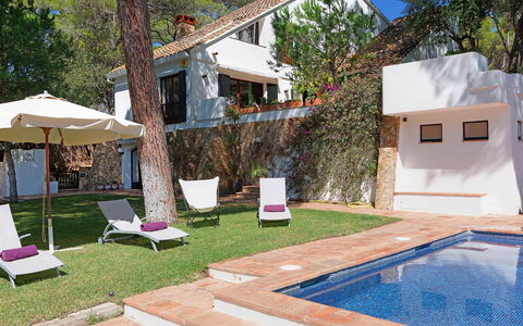 Villa Cassiopea: Piscina, Casa, Barrio Residencial, Recurso, Casa, Mueble, Sombra, Inmuebles, Hacienda, Villa
