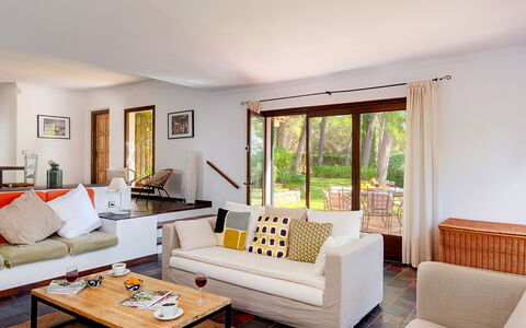 Villa Cassiopea: Mueble, Diseño De Interiores, Piso, Suelo, Sofá, Pared, Sala, Habitación, Mesa, Madera