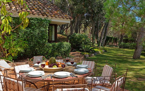 Villa Cassiopea: Mueble, Mesa, Silla, Mueble Para Exteriores, Mesa Al Aire Libre, Jardín, Cocina Y Comedor Mesa, Patio Interior, Sombra, Patio