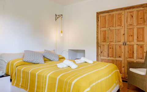 Villa Cassiopea: Mueble, Cama, Diseño De Interiores, Habitación, Pared, Suelo, Lecho, Piso, Sábana, Madera