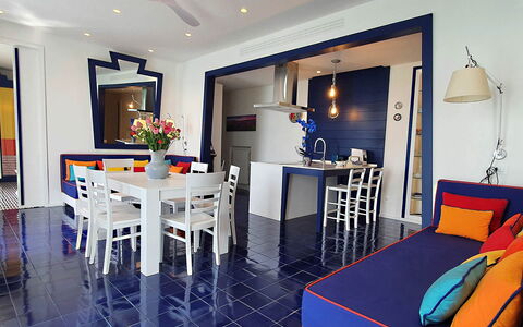 Casa Blue Dream: Mueble, Diseño De Interiores, Piso, Suelo, Techo, Encendiendo, Mesa, Silla, Sala, Habitación