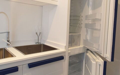 Casa Blue Dream: Piso, Diseño De Interiores, Suelo, Electrodoméstico, Cocina, Aparato De Cocina, Electrodoméstico, Gabinetes, Mostrador, Vaso