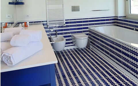 Casa Blue Dream: Azul, Piso, Suelo, Diseño De Interiores, Loseta, Material Compuesto, Diseño, Arreglo De Tubería, Baño