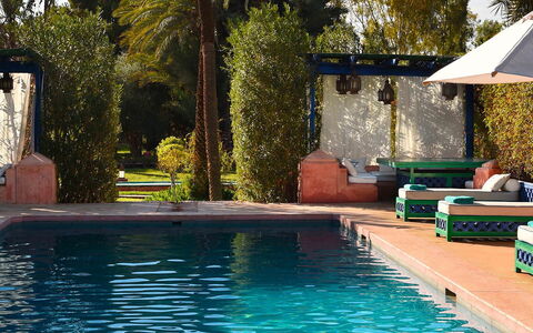 Villa the Garden: Azul, Piscina, Recurso, Mueble Para Exteriores, Ocio, Mueble, Sombra, Eco Hotel, Sunlounger, Fuente De Agua