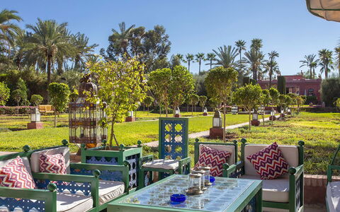 Villa the Garden: Jardín, Mueble Para Exteriores, Silla, Mesa Al Aire Libre, Paisajismo, Recurso, Hacienda, Jardín Botánico, Mesa De Café