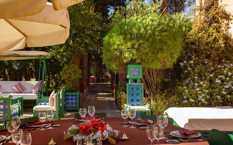 Villa the Garden: Mueble, Mesa, Manteles, Silla, Linos, Mesa Al Aire Libre, Restaurante, Mueble Para Exteriores, Jardín, Decoración