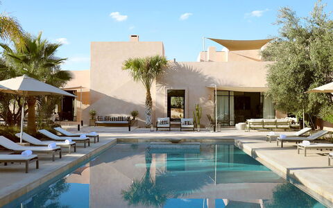 Villa Eleganza: Piscina, Recurso, Mueble Para Exteriores, Sunlounger, Inmuebles, Sombra, Paraguas, Hacienda, Villa, Paisajismo