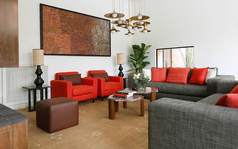 Villa Eleganza: Mueble, Diseño De Interiores, Pared, Sofá, Piso, Madera, Sala, Suelo, Mesa, Casa