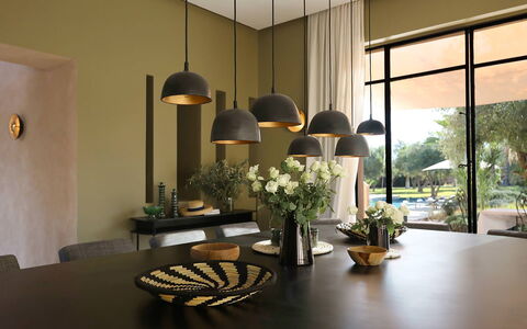 Villa Eleganza: Mueble, Diseño De Interiores, Lámpara, Mesa, Candelabro, Silla, Cocina Y Comedor Mesa, Encendiendo, Techo, Comedor