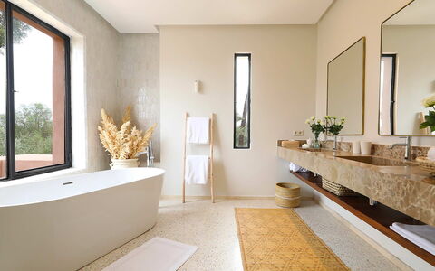 Villa Eleganza: Diseño De Interiores, Pared, Piso, Arreglo De Tubería, Suelo, Baño, Encendiendo, Casa, Plomería, Techo