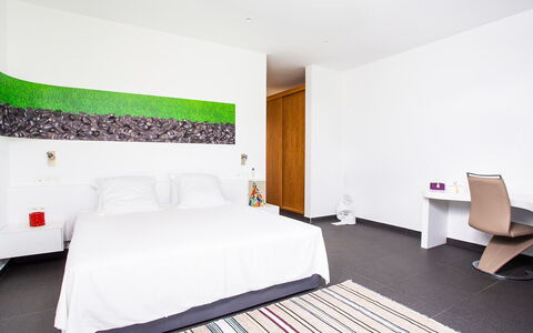Villa Jamalu: Piso, Suelo, Diseño De Interiores, Habitación, Suelos De Madera, Almohada, Cama, Hotel, Arrojar La Almohada, Lecho