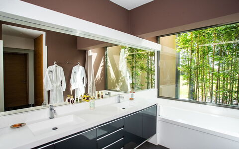 Villa Jamalu: Diseño De Interiores, Arreglo De Tubería, Baño, Pared, Lavabo Del Baño, Lavabo, Piso, Mostrador, Grifo, Casa