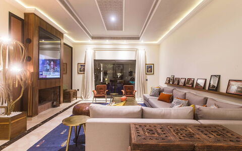 Villa Annarosa: Mueble, Diseño De Interiores, Piso, Sofá, Suelo, Techo, Madera, Sala, Encendiendo, Habitación