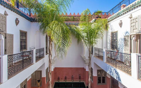 Riad Special: Material Compuesto, Balcón, Patio, Hacienda, Mansión, Inmuebles, Fuente De Agua, Simetría, Villa, La Luz Del Día