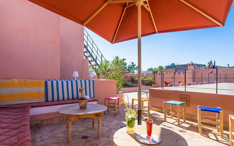 Riad Special: Departamento, Mueble Para Exteriores, Silla, Mesa Al Aire Libre, Maceta, Planta De Casa, Balcón