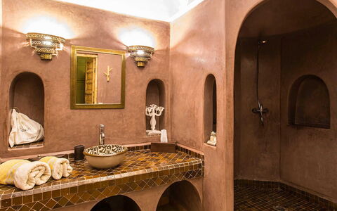 Riad Special: Diseño De Interiores, Piso, Suelo, Techo, Arreglo De Tubería, Plomería, Lámpara, Loseta, Grifo, Baño