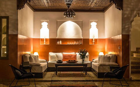 Riad Special: Mueble, Diseño De Interiores, Encendiendo, Piso, Techo, Suelo, Sofá, Habitación, Lámpara, Sala