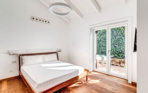 Villa Romantic Garden: Cama, Diseño De Interiores, Habitación, Piso, Madera, Suelo, Casa, Mueble, Sábana, Lecho