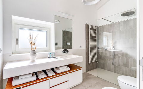 Villa Romantic Garden: Baño, Diseño De Interiores, Arreglo De Tubería, Piso, Lavabo Del Baño, Suelo, Lavabo, Espejo, Mueble De Baño, Grifo