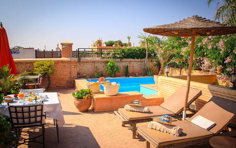 Riad Ikram: Piscina, Mueble, Recurso, Mueble Para Exteriores, Sunlounger, Maceta, Silla, Paraguas, Planta De Casa, Eco Hotel