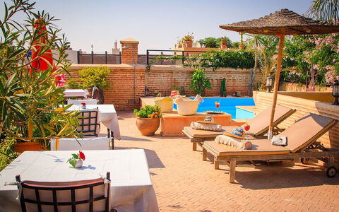 Riad Ikram: Piscina, Mueble, Mueble Para Exteriores, Recurso, Paraguas, Silla, Sunlounger, Maceta, Planta De Casa, Eco Hotel