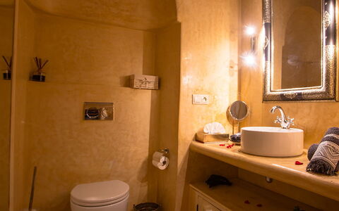 Riad Ikram: Lavabo Del Baño, Pared, Arreglo De Tubería, Diseño De Interiores, Piso, Baño, Suelo, Lavabo, Grifo, Habitación