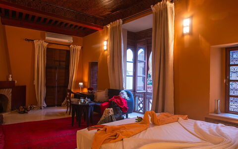 Riad Ikram: Diseño De Interiores, Encendiendo, Habitación, Techo, Manchas De Madera, Lámpara, Madera Dura, Moldura, Silla, Cortina