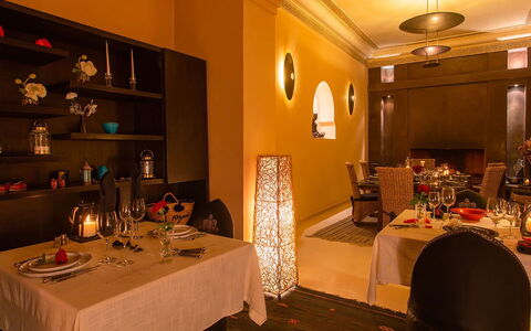 Riad Ikram: Mueble, Diseño De Interiores, Mesa, Naranja, Encendiendo, Silla, Cocina Y Comedor Mesa, Piso, Manteles, Comedor