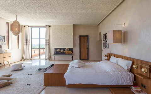 Villa Portraits: Habitación, Cama, Mueble, Diseño De Interiores, Sábana, Suelo, Lecho, Piso, Habitación, Techo