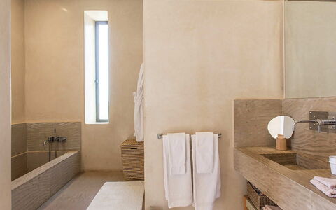 Villa Portraits: Pared, Piso, Suelo, Madera, Diseño De Interiores, Arreglo De Tubería, Lavabo Del Baño, Habitación, Baño, Techo