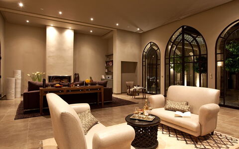 Villa Orange Trees: Mueble, Diseño De Interiores, Piso, Sofá, Suelo, Sala, Casa, Encendiendo, Techo, Habitación