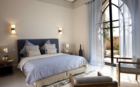 Villa Orange Trees: Mueble, Diseño De Interiores, Habitación, Cama, Suelo, Piso, Textil, Habitación, Encendiendo, Techo