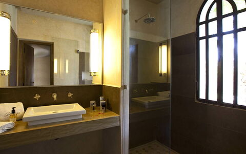 Villa Orange Trees: Lavabo Del Baño, Pared, Arreglo De Tubería, Baño, Lavabo, Piso, Diseño De Interiores, Suelo, Grifo, Espejo