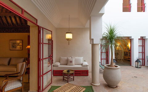 Dar Splendid: Rojo, Diseño De Interiores, Piso, Suelo, Mueble, Habitación, Techo, Sala, Alfombra, Lámpara